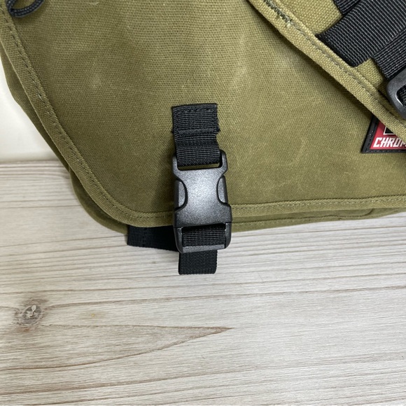 Chrome Citizen Messenger Bag in army green - Picture 4 of 12